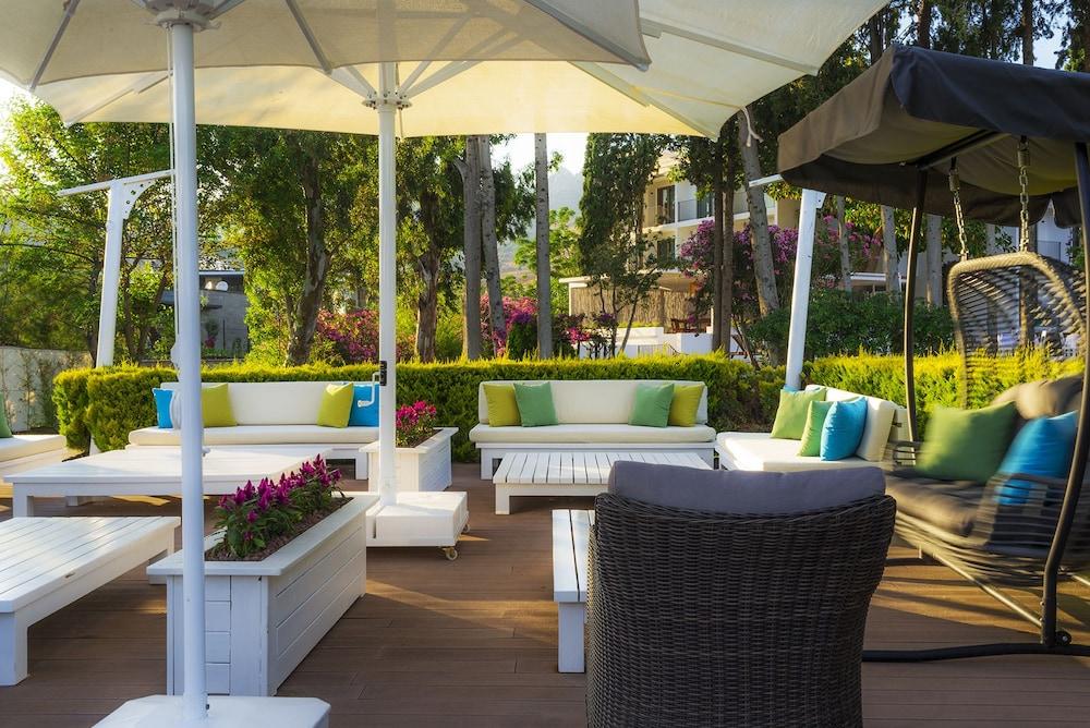 Liv Hotel By Bellazure Акьярлар Экстерьер фото